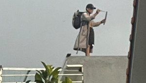 Khống chế người đàn ông có biểu hiện 'ngáo đá', cố thủ trên nóc nhà đang cháy