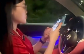 Xử phạt nữ tài xế Mercedes buông 2 tay, 'dán mắt' vào điện thoại để quay TikTok