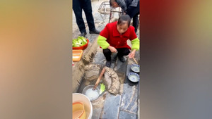 Cảnh nấu mỳ bằng nước suối nóng để bán tại Trung Quốc