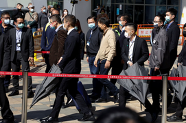 Quan chức Mỹ, Trung cùng lúc thăm Đài Loan?