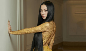 Angela Phương Trinh đính đá lên cơ thể