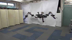 Robot nhện bay bằng 4 chân ở Nhật Bản