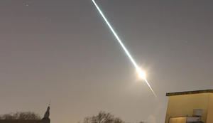 Thiên thạch liên tiếp rơi xuống Trái đất: Điều gì đang xảy ra?