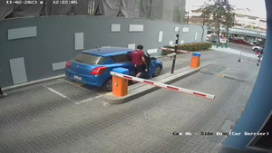 Kẹt chân ga, ô tô tông mạnh vào trụ điện ở Thái Lan