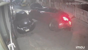 Tài xế say rượu lao xe lên ô tô đang đỗ trên đường ở Thái Lan