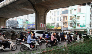 Gầm cầu Vĩnh Tuy, Hà Nội: Tổ chức giao thông kiểu 'sống chết mặc bay'?