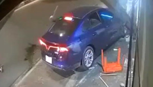 Ô tô lao lên vỉa hè tông 2 người thương vong ở Bình Thuận