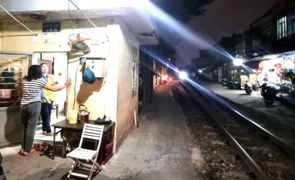 Khởi tố, bắt tạm giam nhóm côn đồ đánh 2 nữ nhân viên gác chắn tàu hỏa