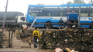 Rào B40 bị phá nát, ô tô đón khách như chốn vô pháp tại cao tốc Pháp Vân-Cầu Giẽ