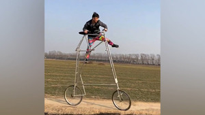 Người đàn ông chế tạo xe đạp cao 3m ở Trung Quốc