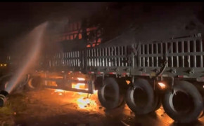 3 xe tải bốc cháy, tài xế mắc kẹt trong cabin sau tai nạn liên hoàn ở Gia Lai