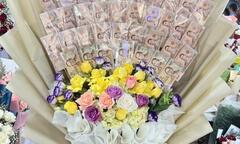 Shipper ăn cắp bó hoa tiền trị giá nghìn USD