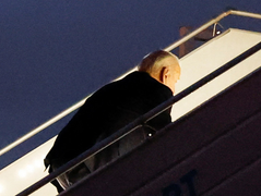 Tổng thống Mỹ Biden lại vấp ngã khi lên chuyên cơ Không lực Một