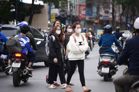 Hàng loạt cầu bộ hành bị lãng quên, dân tuỳ tiện sang đường bất chấp nguy hiểm