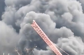 Giải cứu công nhân mắc kẹt trên cần cẩu ở Trung Quốc