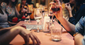 Cô gái đi xem mắt kéo cả nhóm bạn, quý ông bỏ chạy khi thấy số tiền trên hóa đơn