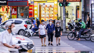 Đèn tín hiệu ở Hà Nội 'có cũng như không', người đi bộ thót tim khi sang đường