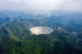 Cận cảnh kính viễn vọng 'bằng 30 sân bóng đá' ở Trung Quốc