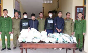 Bắt giữ 2 người đàn ông giấu 31 kg ma túy trong bụi cây để vận chuyển