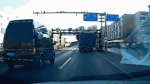 Tông thanh chắn giới hạn chiều cao, thùng xe chở hàng vỡ nát