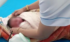 Bé trai sơ sinh còn nguyên dây rốn bị bỏ rơi trước nhà dân ở Kon Tum