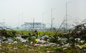 Rác thải bủa vây, khói ám chết cả cây trên đường đua F1