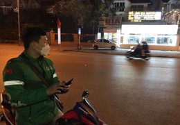 Khách lo thổi nồng độ cồn, taxi, xe ôm công nghệ 'phục' ngay cửa quán nhậu