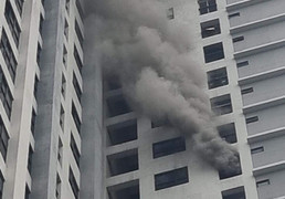 Hà Nội: Cháy căn hộ tầng 22 chung cư Goldmark City, khói đen bốc nghi ngút