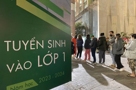 Phụ huynh Hà Nội xếp hàng trắng đêm mua hồ sơ tranh suất vào lớp 1 cho con