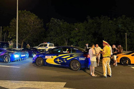 Cảnh sát chặn đoàn siêu xe Ferrari, Mercedes G63 trên cao tốc TP.HCM-Dầu Giây