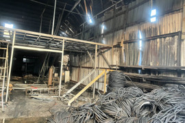 Hà Nội: Cháy lớn nhà xưởng gần 1.500m2, nhiều đồ đạc bị thiêu rụi 