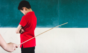 Cô giáo bắt học sinh đứng 45 phút vì mâu thuẫn tiền 'tài trợ giáo dục'