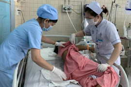 Lặng thầm nghề hộ lý nơi hành lang bệnh viện