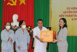 Quyền Chủ tịch nước thăm và chúc mừng thầy thuốc ở Bình Thuận