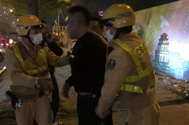 Tạm giữ tài xế trốn đo nồng độ cồn, lao ô tô vào CSGT ở Hà Nội