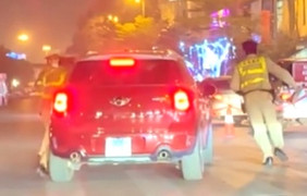 Hà Nội: Trốn đo nồng độ cồn, tài xế hất CSGT lên nắp capo rồi bỏ chạy