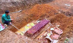 Đào móng làm nhà, phát hiện quan tài cổ 'trong quan ngoài quách' 