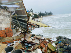 Cận cảnh sóng đánh sập nhà cửa, 'nuốt chửng' bờ biển ở Hội An