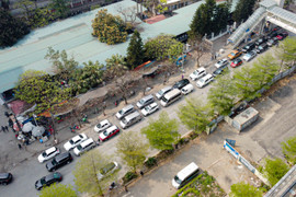 Thiếu nhân sự trầm trọng, cảnh xếp hàng chờ đăng kiểm tái diễn ở Hà Nội