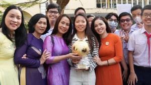 Hành động ý nghĩa của Huỳnh Như sau khi giành Quả Bóng Vàng