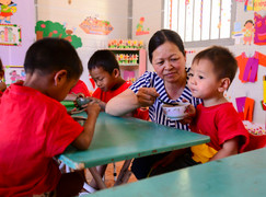 Kiến nghị hỗ trợ ăn trưa cho trẻ mầm non, Bộ trưởng GD&ĐT nói gì?