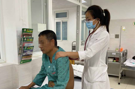 Bệnh thuỷ đậu ở người lớn: Bác sĩ lưu ý những biến chứng viêm phổi, viêm não