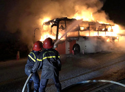 Xe khách giường nằm bốc cháy dữ dội trên Quốc lộ 1