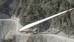 Nghẹt thở cảnh đưa tuabin gió khổng lồ vượt núi ở Trung Quốc