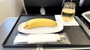 Bữa ăn của khách hạng thương gia chỉ là 1 quả chuối, hãng hàng không xin lỗi