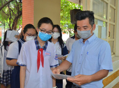 Vì sao Hà Nội, TP.HCM không bỏ thi vào lớp 10? 