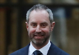 Người đàn ông bị vợ đánh suốt 20 năm, luôn phải trang điểm để che dấu vết