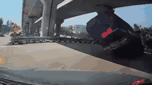 Chở quá tải, xe lật nhào trên cao tốc Thái Lan