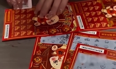 Mở phong bì mừng cưới, cô dâu thích thú vô cùng khi nhận được thứ này