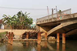 Nửa thập kỷ không bắc xong một cây cầu dù được chi gần 70 tỷ để 'giải cứu'